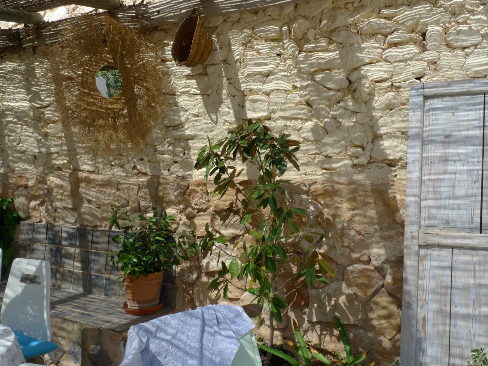 Pared de piedra rústica de Casa Anna, casa rural centenaria en Monóvar