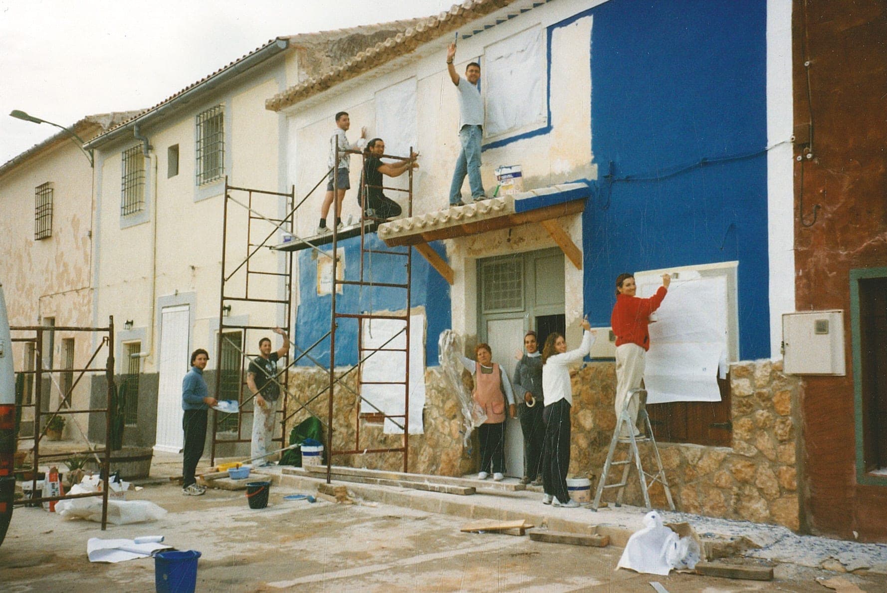La familia restaurando la fachada de Casa Anna