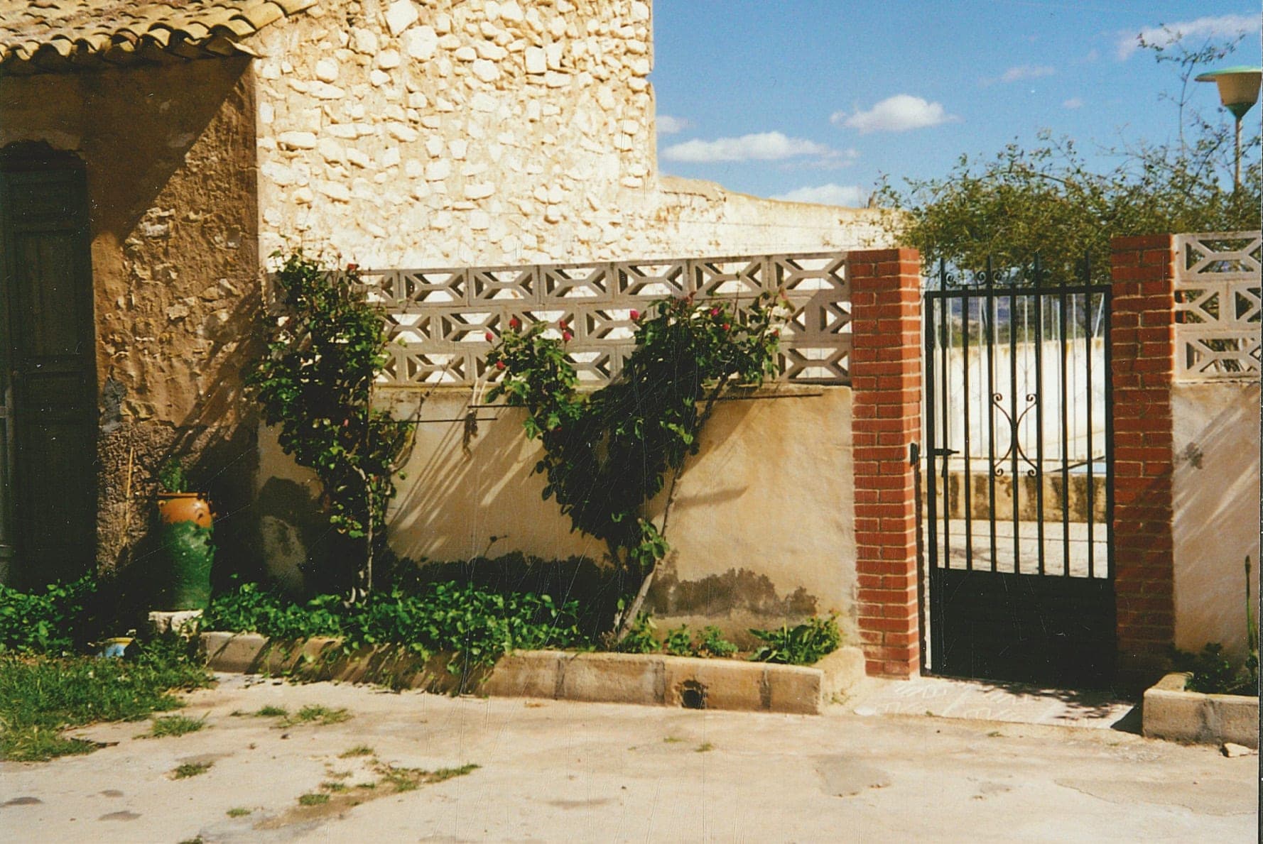 El patio original antes de la restauración